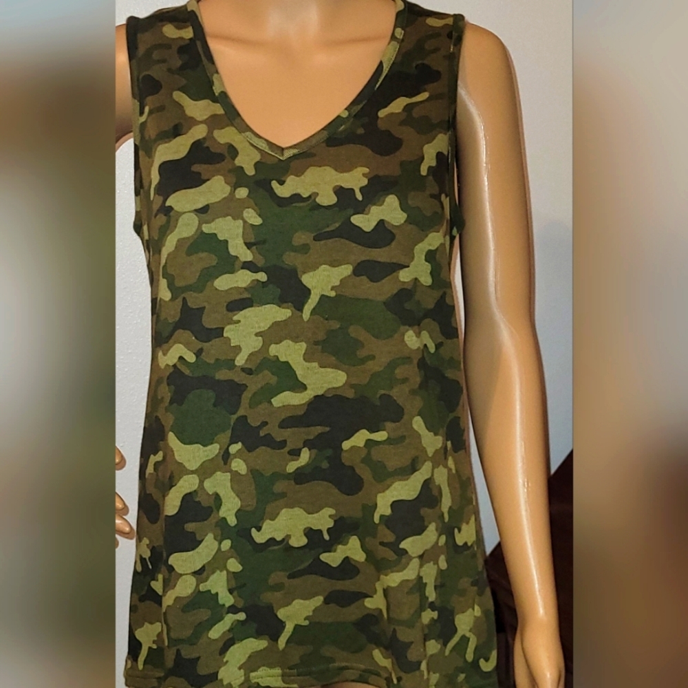 G by Giuliana Medium Camo Print V-neck Sweater Tank